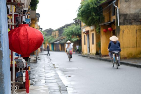 Experience a premium Hoi An cultural heritage tour combining the traditional Thanh Ha Pottery Village and the historic Hoi An Ancient Town. This private Hoi An tour offers authentic craftsmanship, cultural storytelling, and a relaxed countryside experience—perfect for travelers seeking the best Hoi An cultural experience.