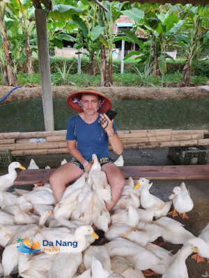 👉 Enjoy a unique duck feeding experience on a Vietnamese farm. Explore rural life, connect with nature, and discover authentic countryside activities.