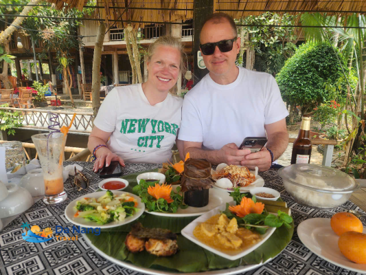 👉 Enjoy a unique duck feeding experience on a Vietnamese farm. Explore rural life, connect with nature, and discover authentic countryside activities.