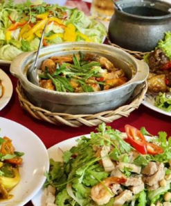 👉 Enjoy a unique duck feeding experience on a Vietnamese farm. Explore rural life, connect with nature, and discover authentic countryside activities.