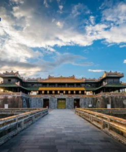 Explore Hai Van Pass and Hue with a visit to Thien Mu Pagoda, scenic mountain roads, imperial heritage, ancient temples and unforgettable cultural landscapes. ✅